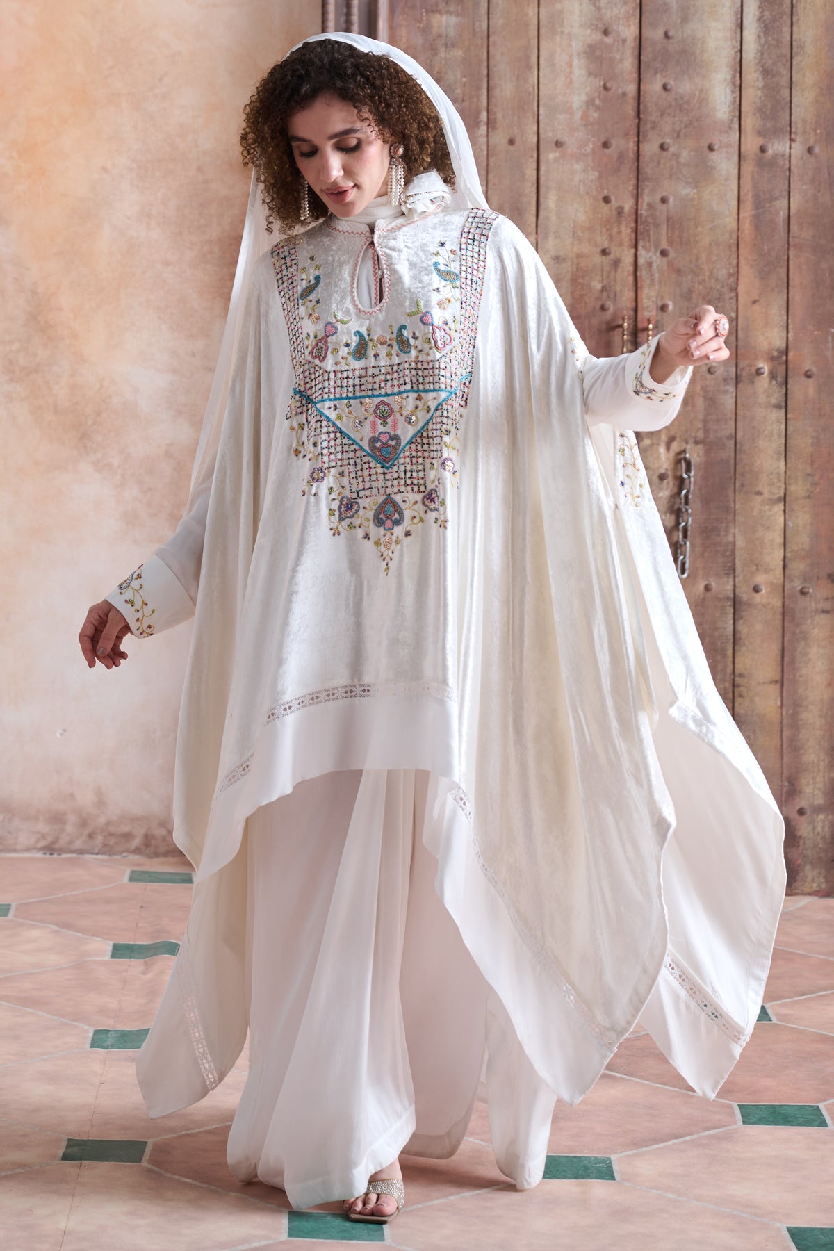 Layaesha Embellished Cape with Jalabiya