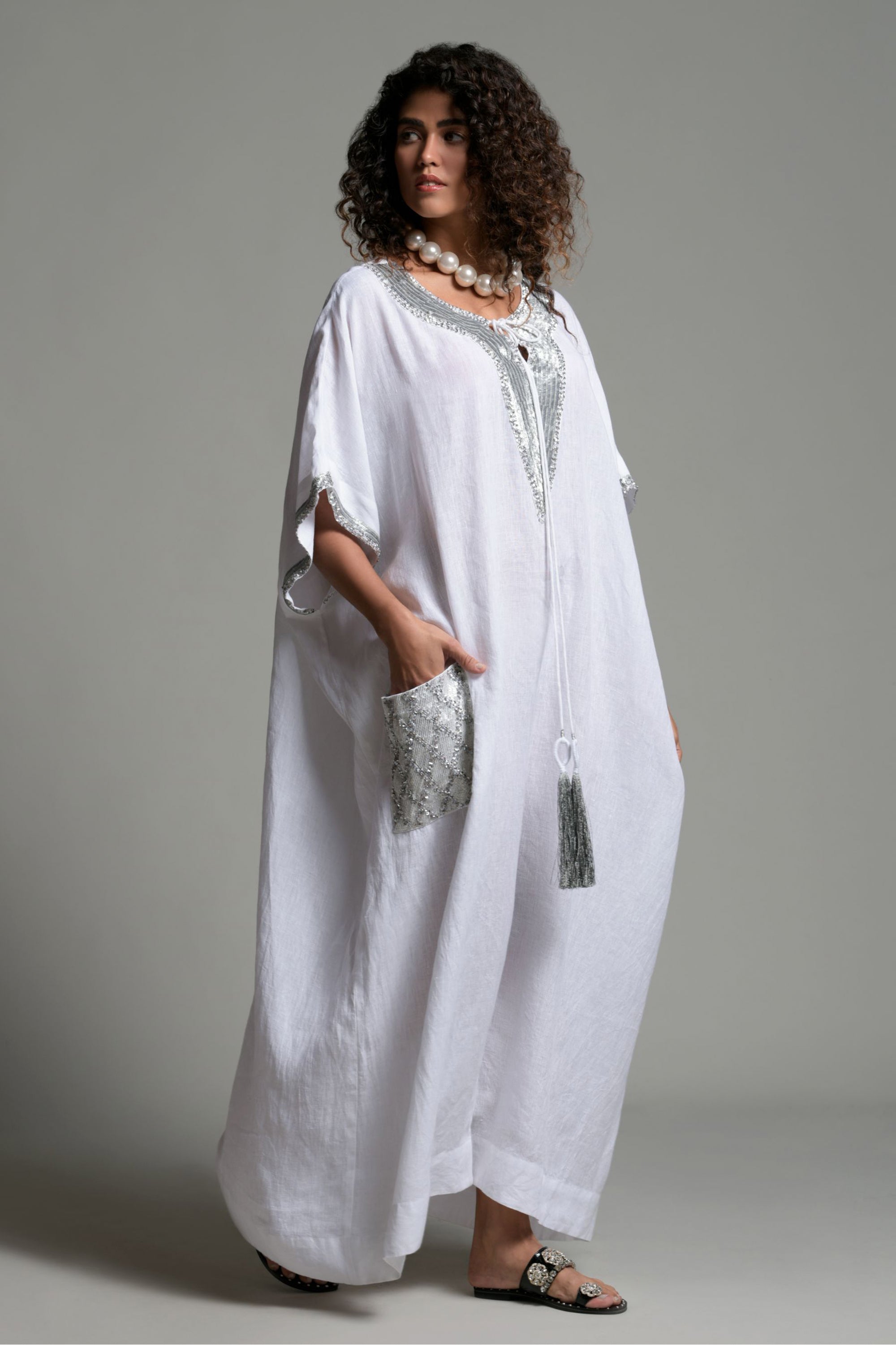 Shammi Embellished Jalabiya & Tassel