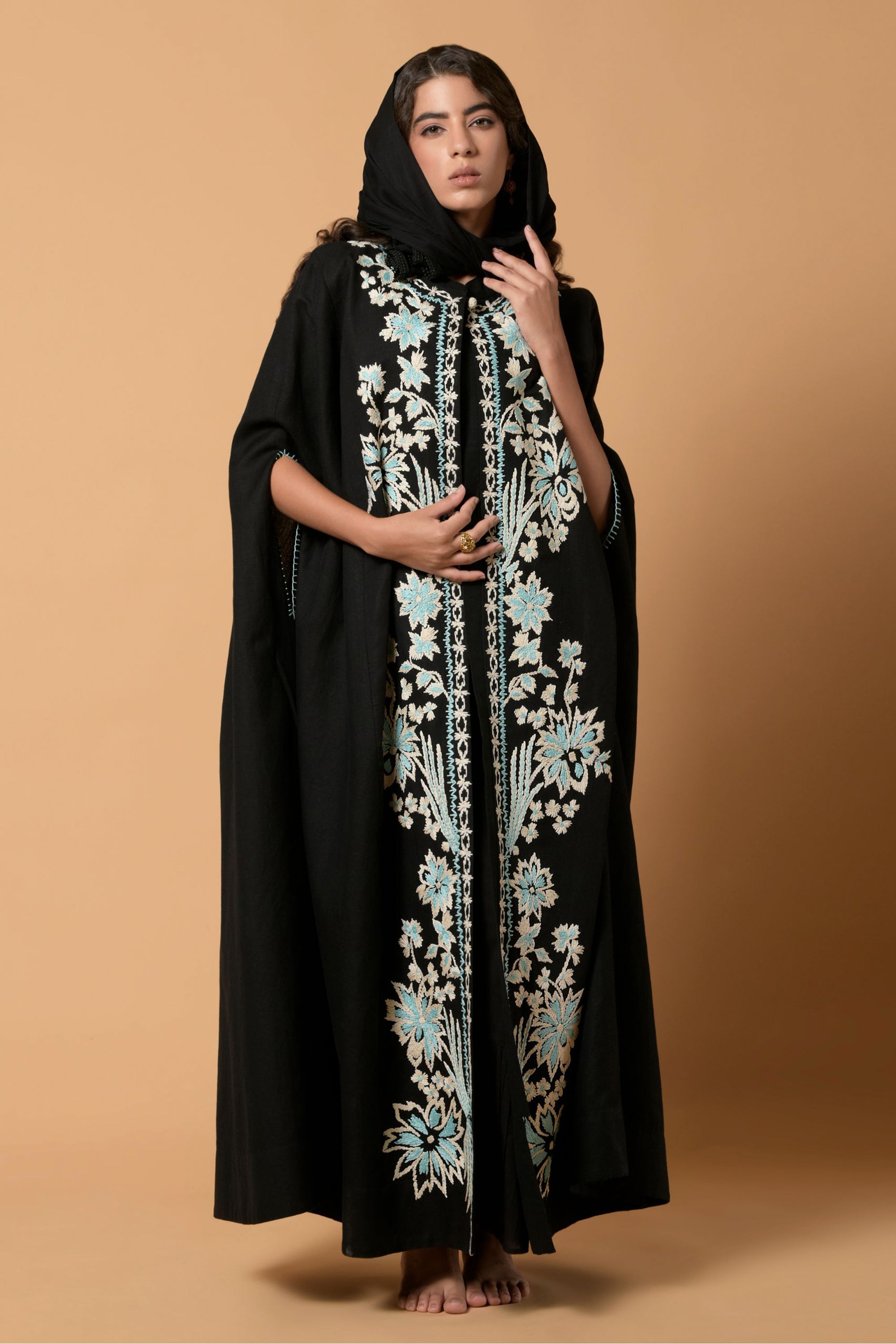 Mehwish Fleurs Et Noir Cape Set