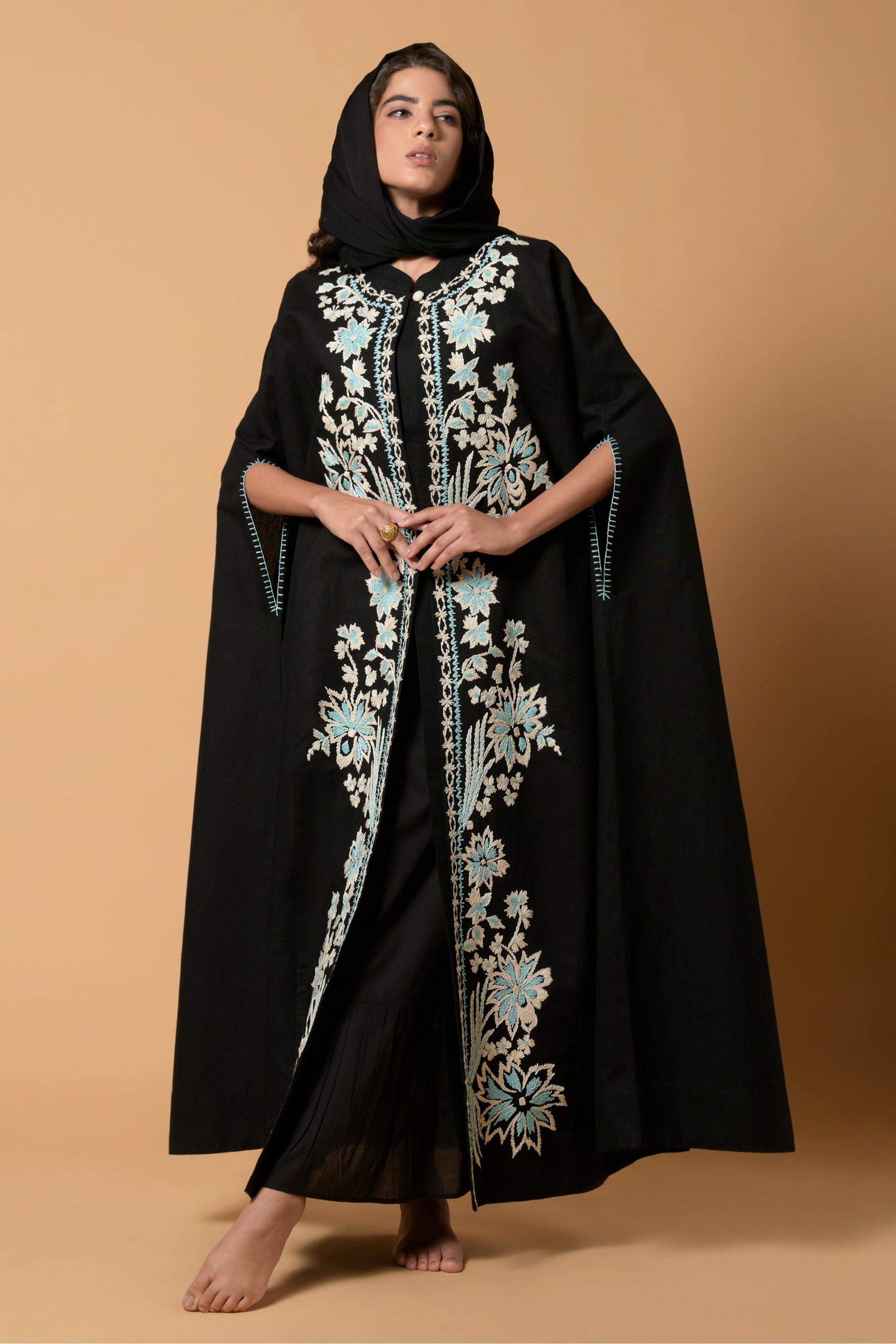 Mehwish Fleurs Et Noir Cape Set