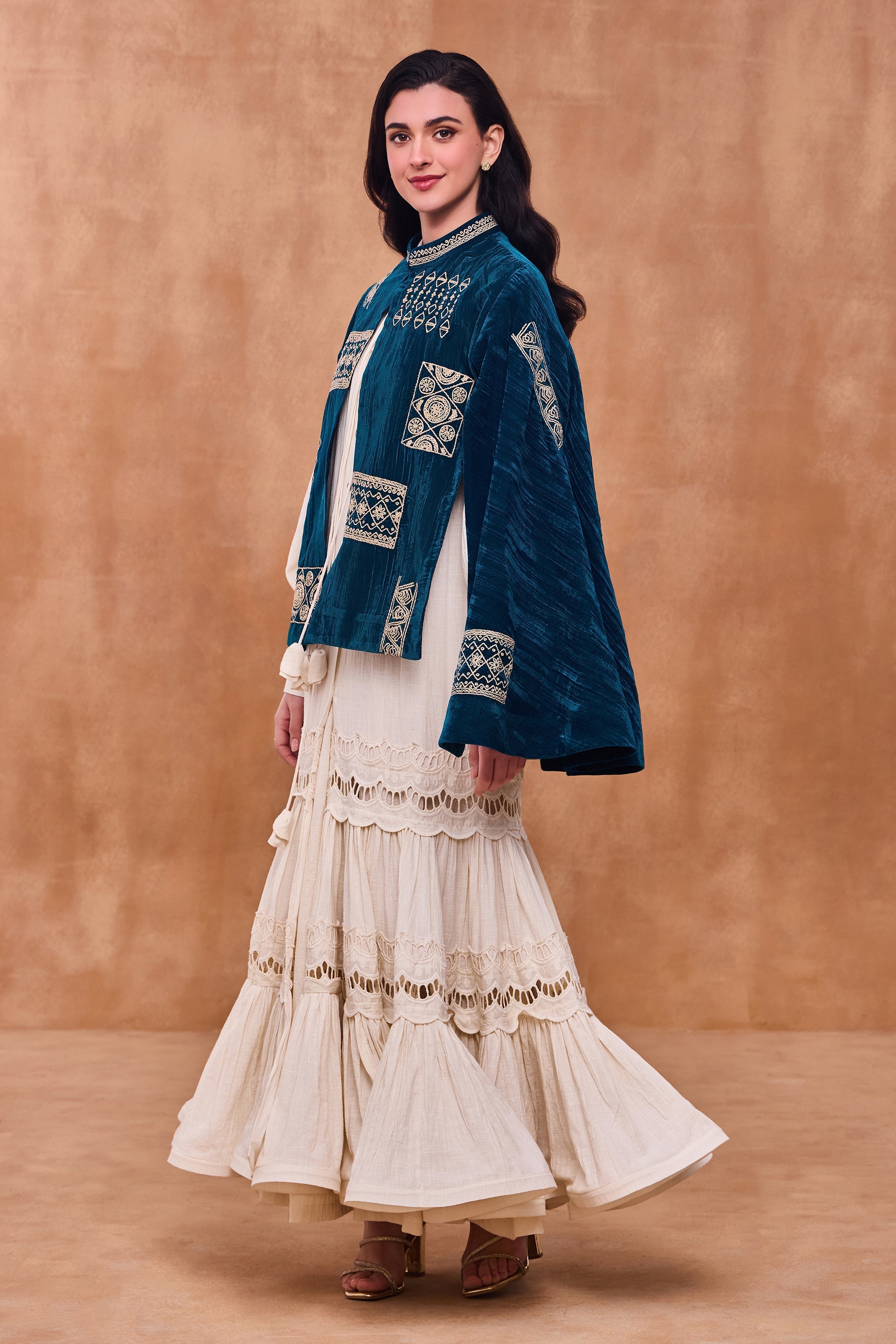 Uzaira Embroidered Cape