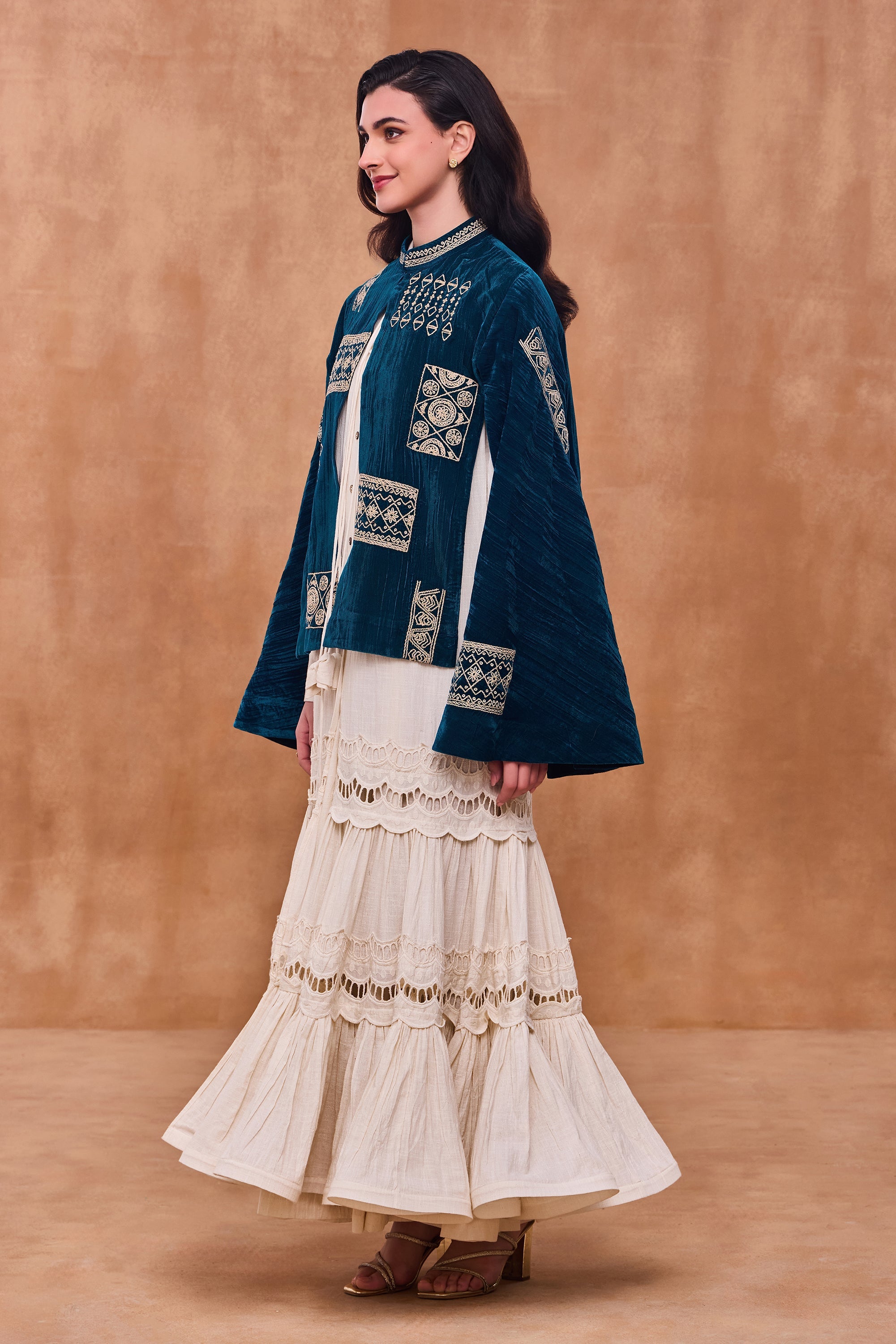 Uzaira Embroidered Cape