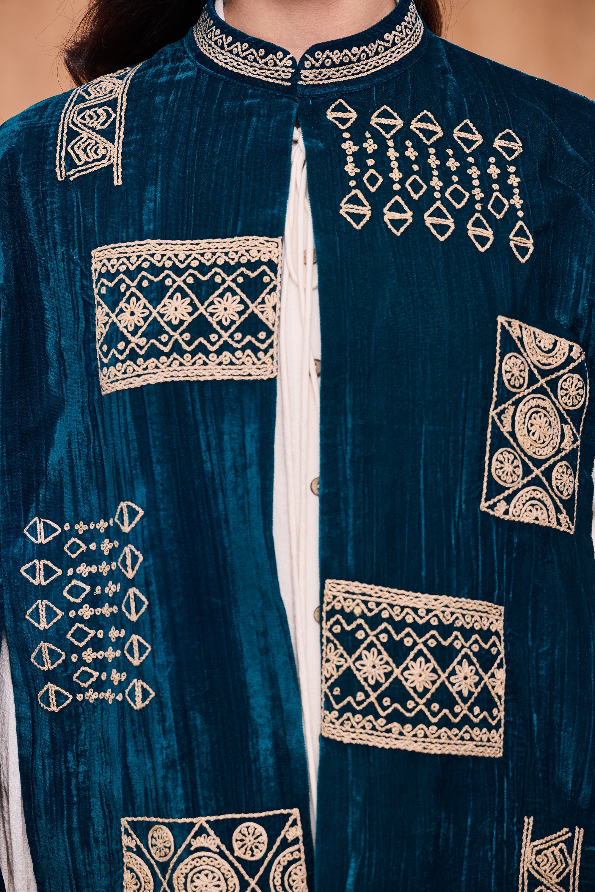 Uzaira Embroidered Cape