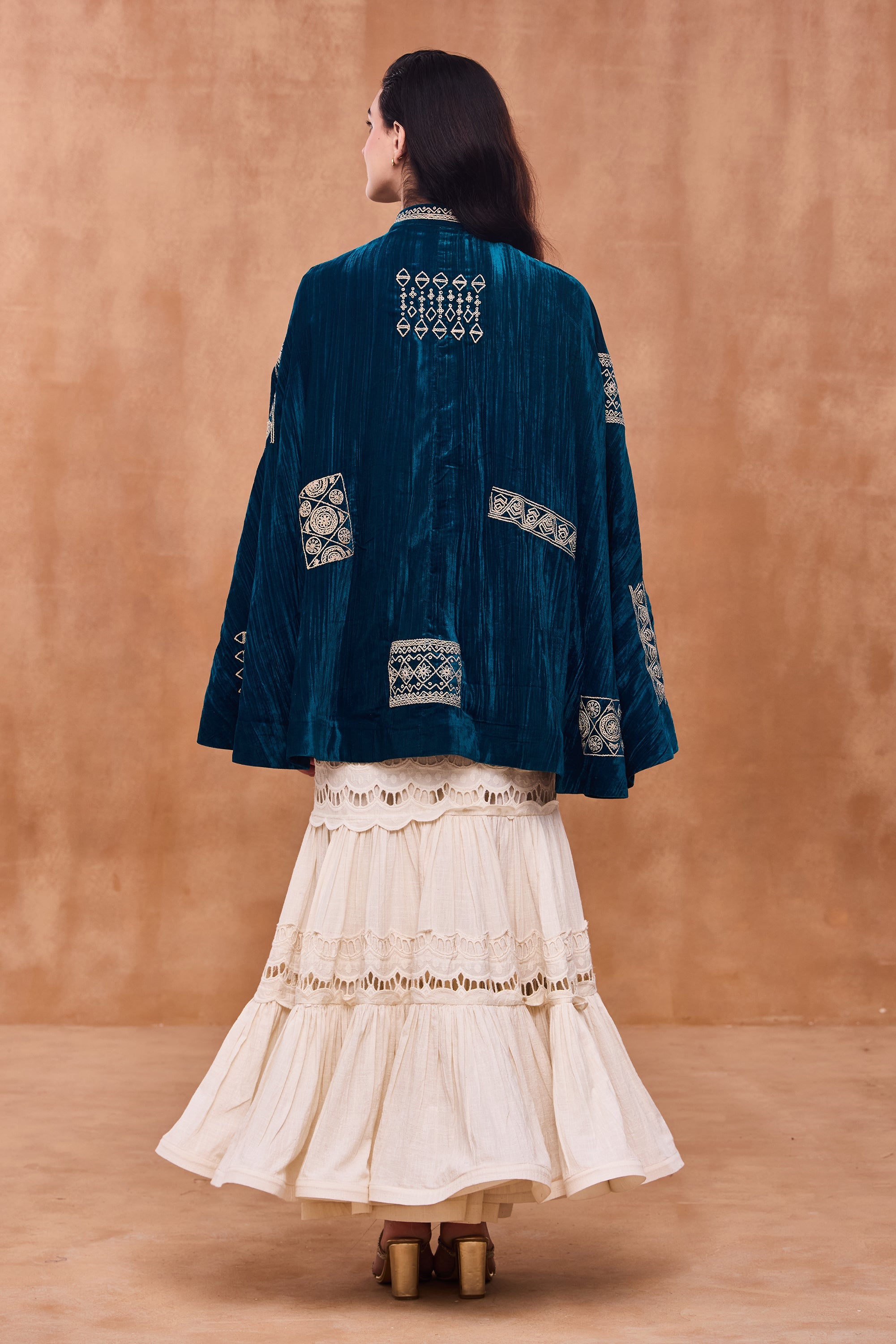 Uzaira Embroidered Cape